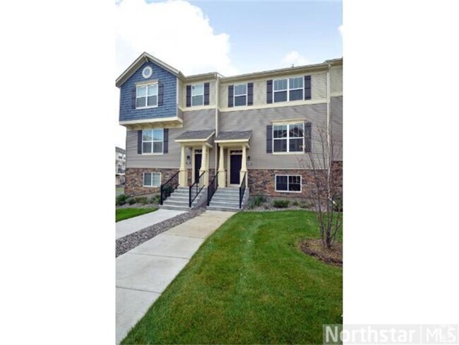 Building Photo - AMAZING! 4 BED/4 BATH TOWNHOUSE IN MAPLE G...