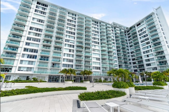 Building Photo - 1000 West Ave Unit 428
