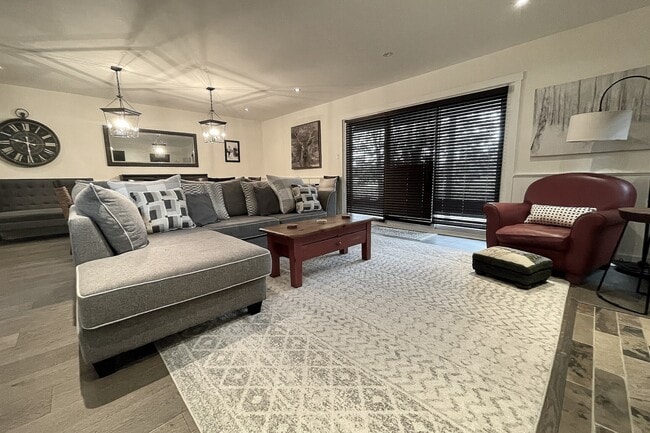 Photo - 571 Oxbow Crescent