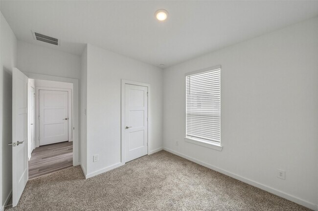 Photo - 1613 Sunbend Ln