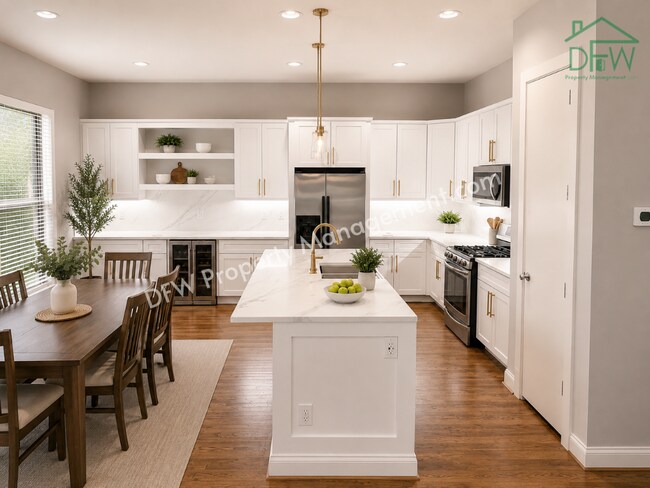 Photo - Luxury Renovated Townhome with Rooftop Skyline Views | Walk to Restaurants, Parks & More Unit E