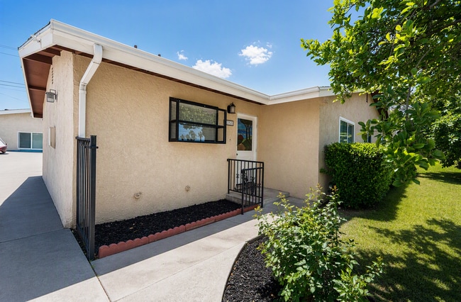 Building Photo - 220 Lilac Ct Unit 1