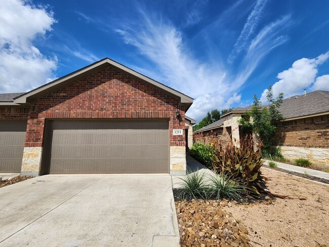 Building Photo - 3/2/2 Duplex / Less than 1 Mile to Gruene / Fridge Included/ Gas Cooking / Covered Patio / CISD