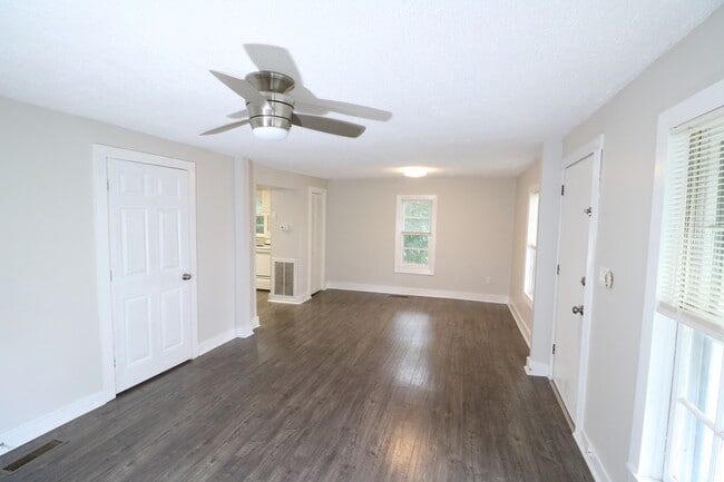 2511 Larry St SW