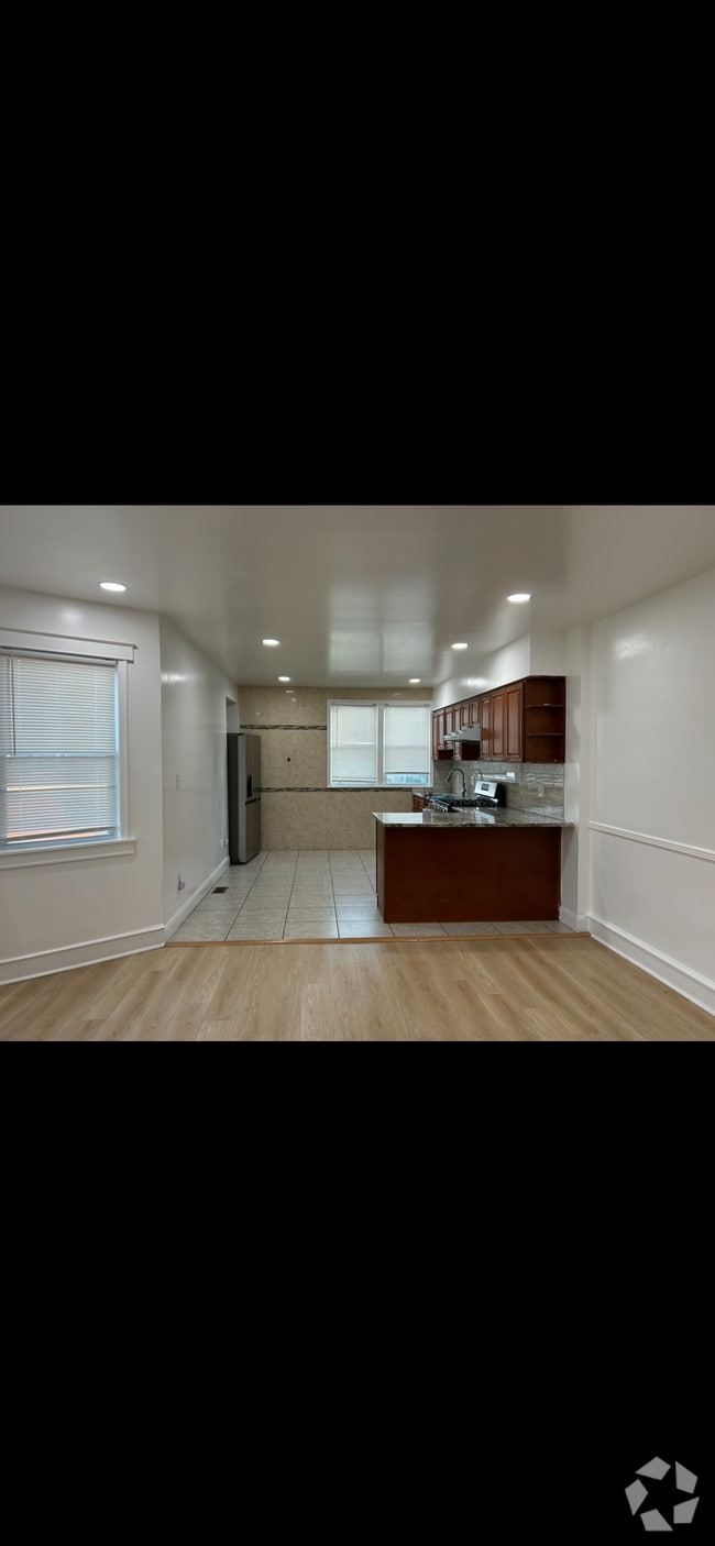 Building Photo - 3234 Fanshawe St Rental