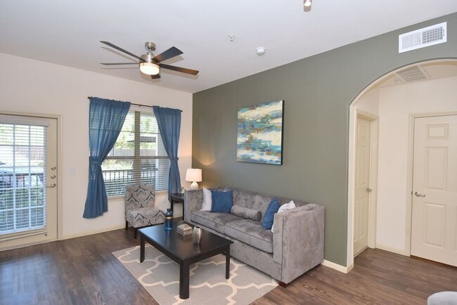 Building Photo - 3603 Chenevert St Unit 206 Rental