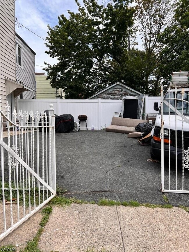 Photo - 498 Norwood St