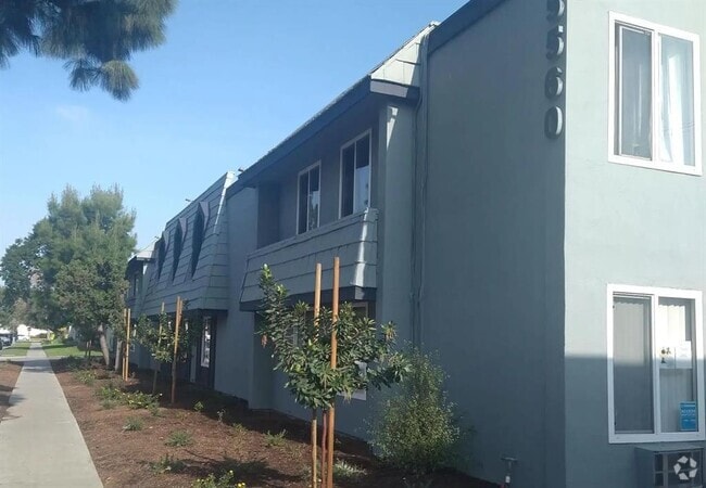 Building Photo - 5560 Ackerfield Ave Rental