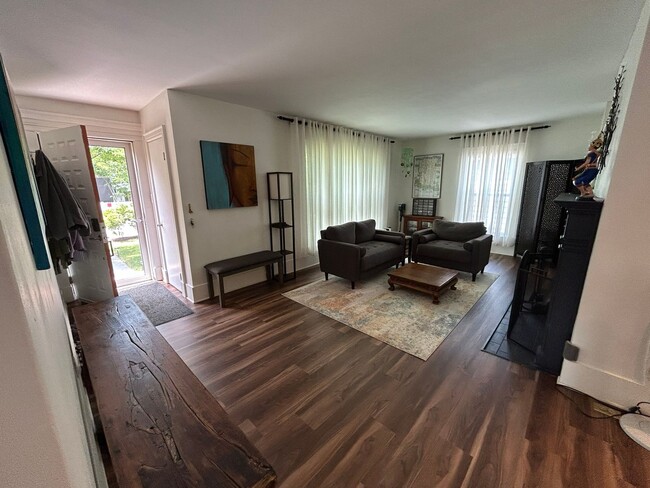 Photo - Gorgeous updated furnished cottage!