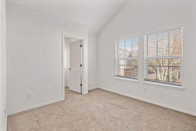 Photo - 3 bed/2.5 bath Townhome + 2 Car Garage + Washer/Dryer + Fenced Front Patio