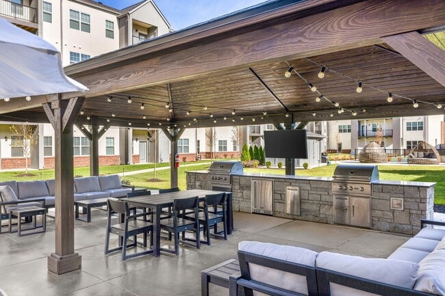 VistaRiverwest-Cocina al aire libre con parrilla y asador giratorio1 - Vista Riverwest