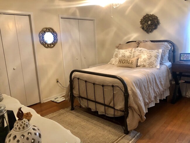 Photo - Cute cottage next to campus!