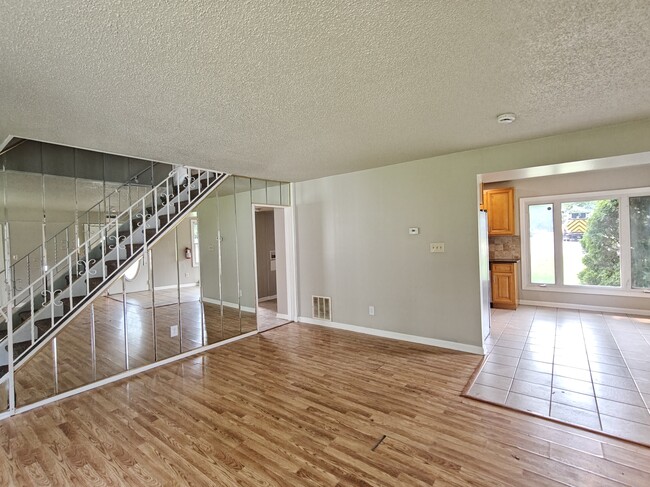 Photo - 75 Mainbridge Ln