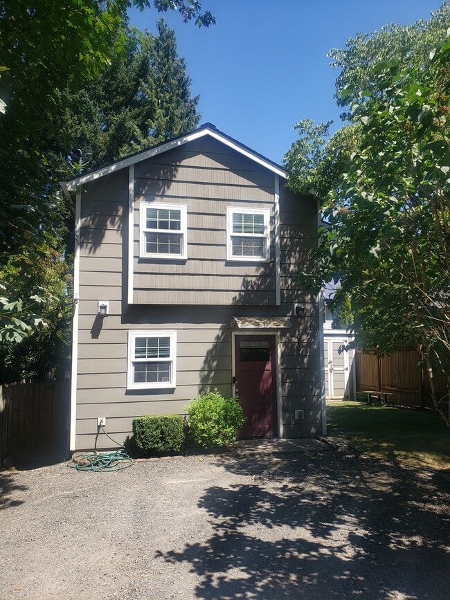 Building Photo - Two Story Modern Home in Heart of SE Portland