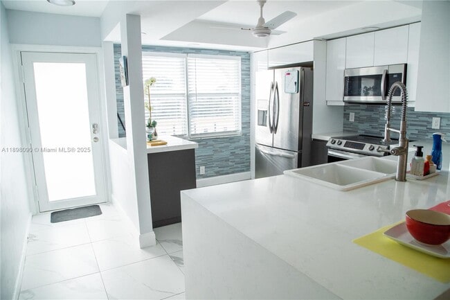 Building Photo - 2304 Lucaya Ln Unit J4