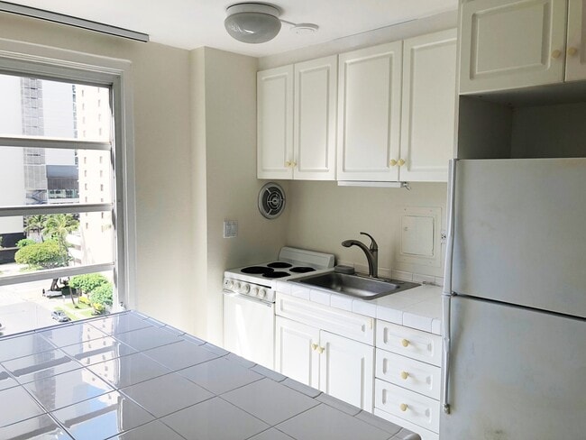 Building Photo - Waikiki - 1 bed 1 bath  w/ Parking - Utili... Unit 1003 Rental