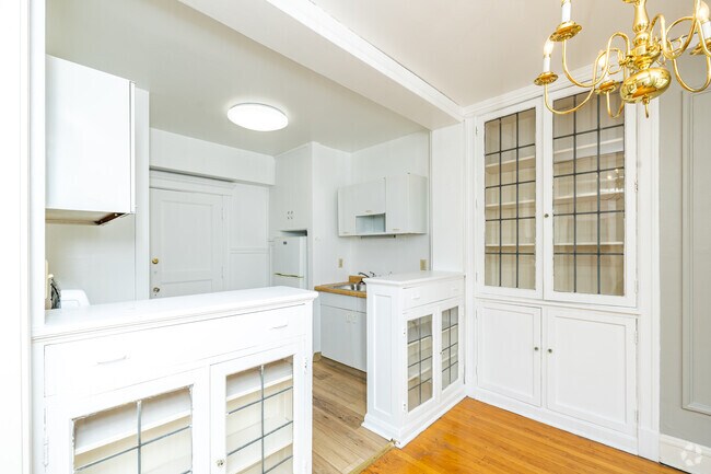 1 habitación, 1 baño - 550 pies cuadrados - Cocina - The Ambassador Apartments