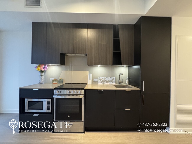 Photo - 1 Bedroom + Den Condo with 2 Bathrooms, Internet & Balcony in Mississauga Unit 1807