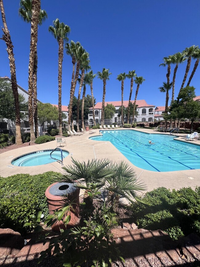 Photo - 700 Carnegie St