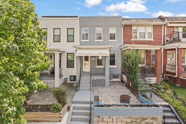 Photo - 209 Douglas St NE