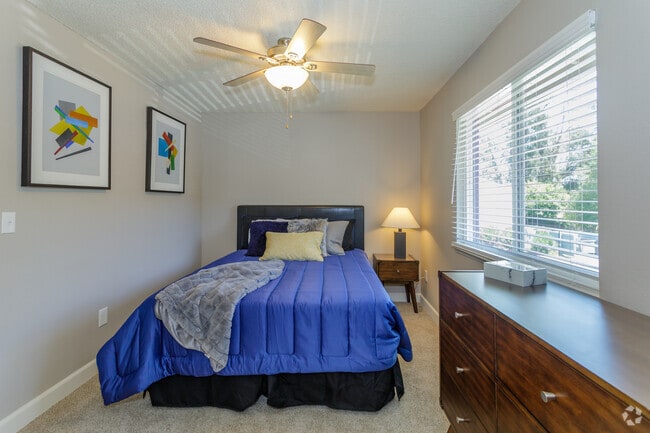 2BR, 1.5BA - 950 SF
