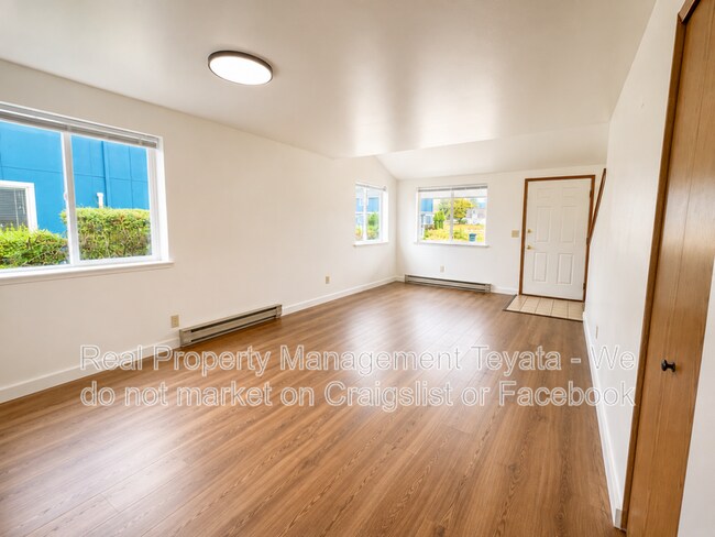 Photo - 2915 Moore St