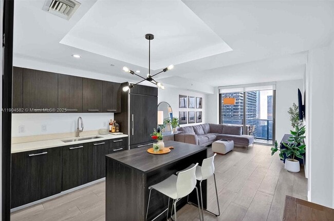 Building Photo - 45 SW 9th St Unit 3704