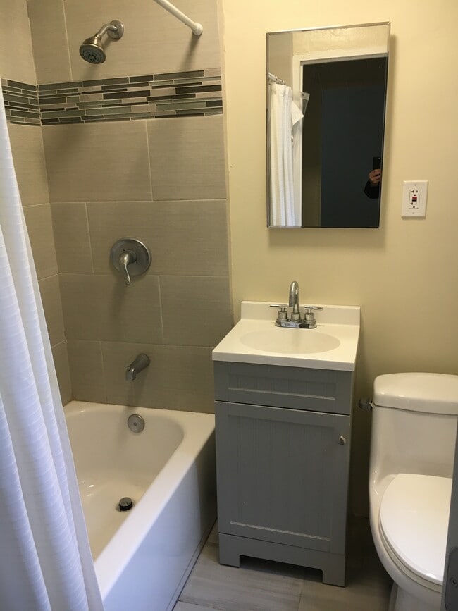 Building Photo - 819 N Alta Vista Blvd Unit 1 Rental