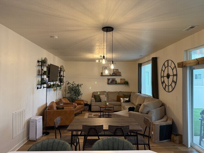 Photo - 885 W Edinburgh Dr