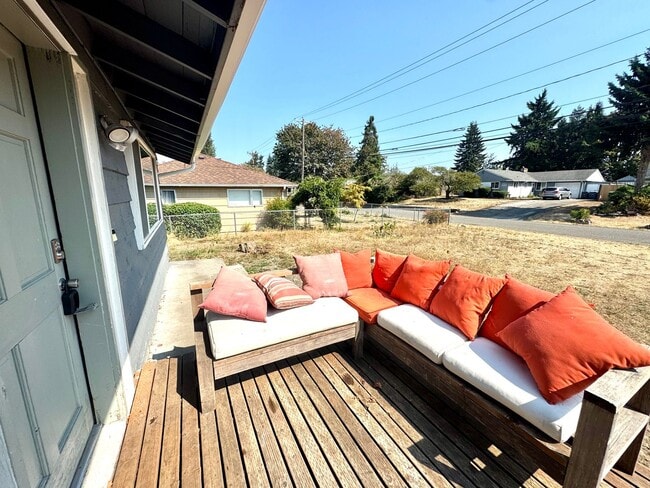 Photo - Spacious 4-Bed, 2-Bath Duplex – Utilities ...