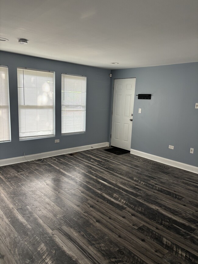 Building Photo - 3700 S Michigan Ave Unit Renovated 2BD/1BA