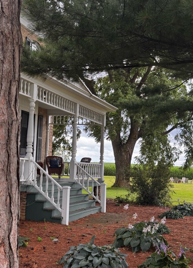 Building Photo - Country Farmhouse
