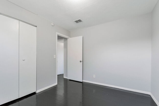 Photo - 4543 Moncrief Rd W