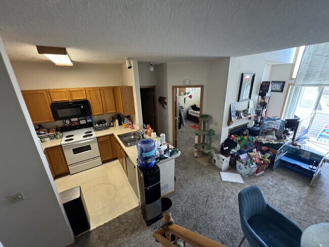 High Ceilings Townhouse Retreat: Spacious 2-Bed, 2-Bath Gem in Woodbury!