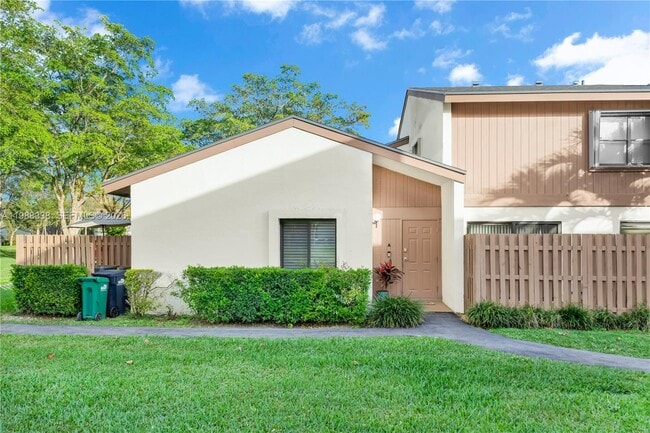 Building Photo - 10909 SW 113th Pl Unit 68A