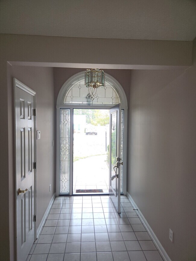 Photo - 886 Castlewood Dr