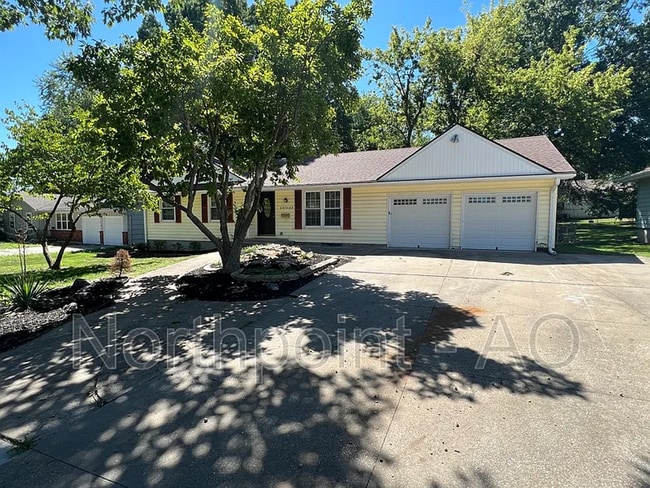 Building Photo - Beautiful 3 Bed 2.5 Bath Ranch Home with Garage in Raytown, MO