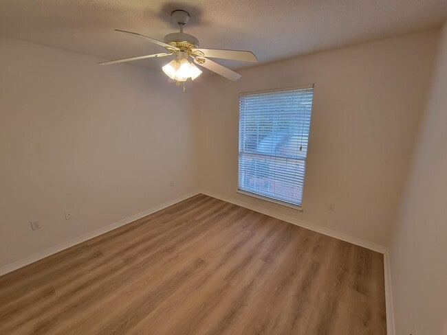 Photo - 2405 Hemlock Dr