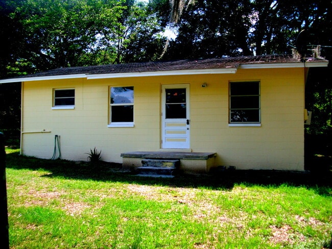 Building Photo - 2BR/1BA Home in a Quiet & Beautiful Countr...