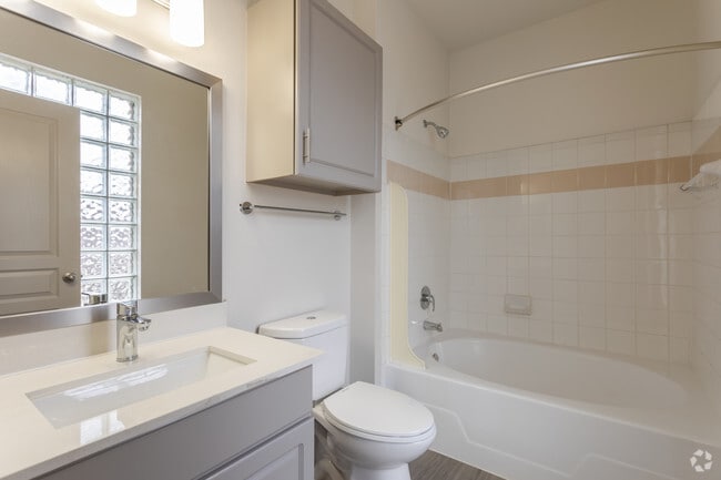 2BR,2BA - 907SF - B1 - BATHROOM