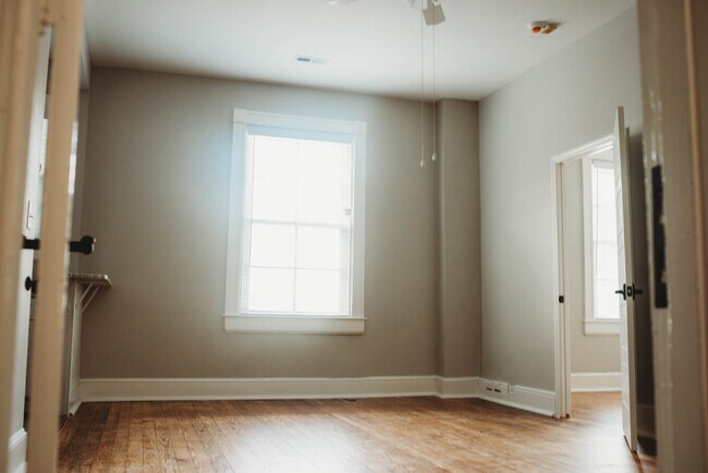 Living room - 529 E Washington St Unit Apt B