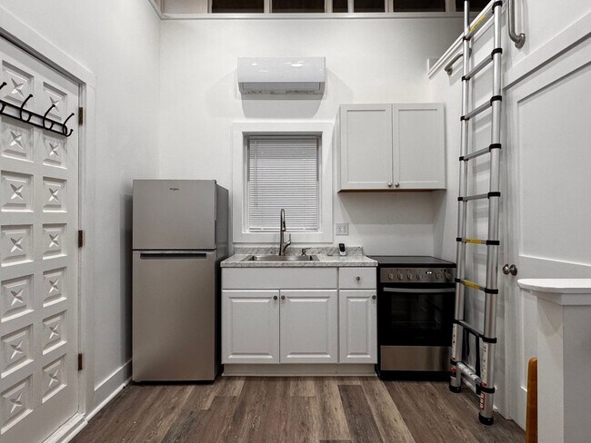 111 Washington Ave Unit C (Cottage)