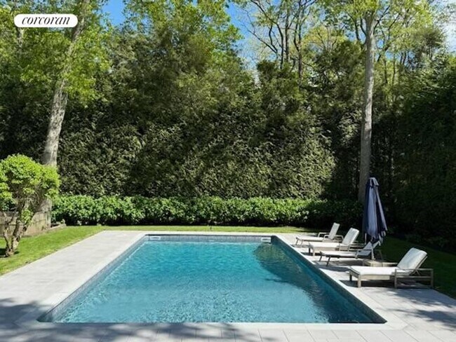 Photo - 16 Roxbury Ln