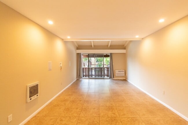 Building Photo - One Bedroom Condo w/ On-Site Parking Near ...