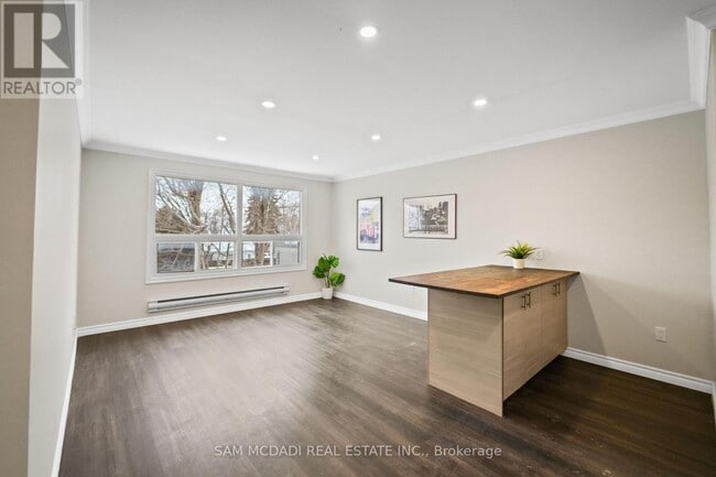 Photo - 130 King St E