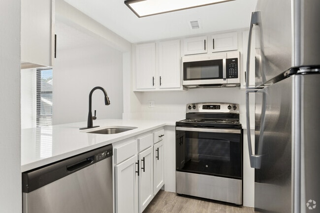 2BR, 1.5BA - 875SF - Kitchen