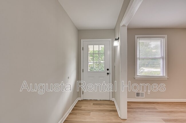 Photo - 323 Pineview Dr