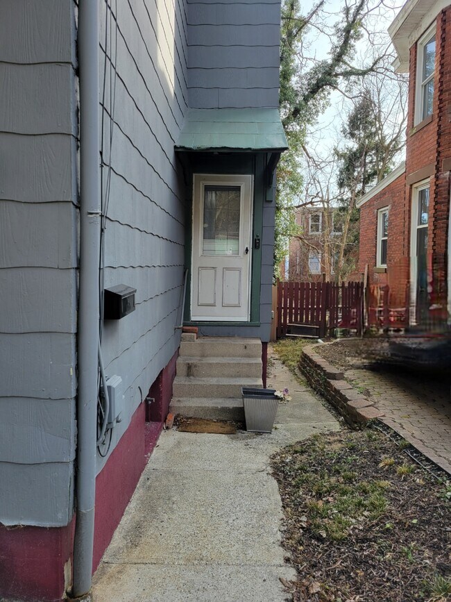 Apartment Entrance - 231 Emming St Unit 2