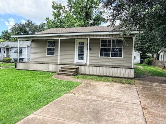 Photo - Updated 2 bedroom/1.5 bathroom home in Lake Charles with a large bonus room!