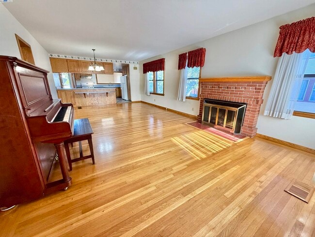 Photo - 252 Stoakes Ave